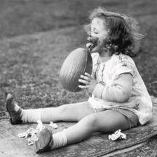 Девојче ужива во своето големо чоколадно велигденско јајце, 1930 